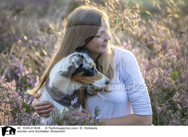 Frau und Australian Shepherd / woman and Australian Shepherd / EHO-01836