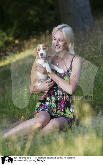 Frau mit jungem Beagle / woman with young Beagle / NN-06192