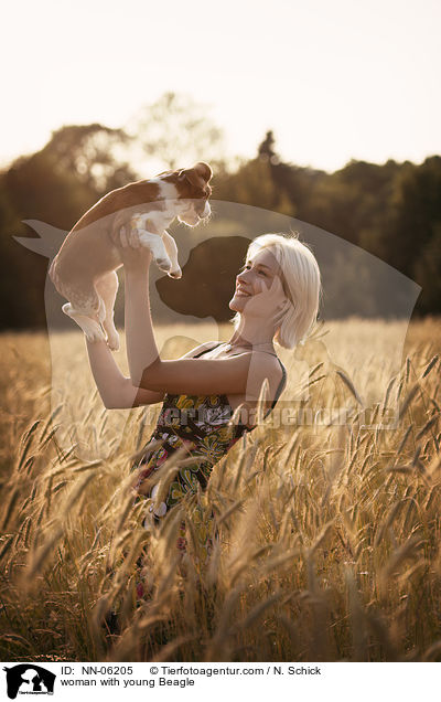 Frau mit jungem Beagle / woman with young Beagle / NN-06205