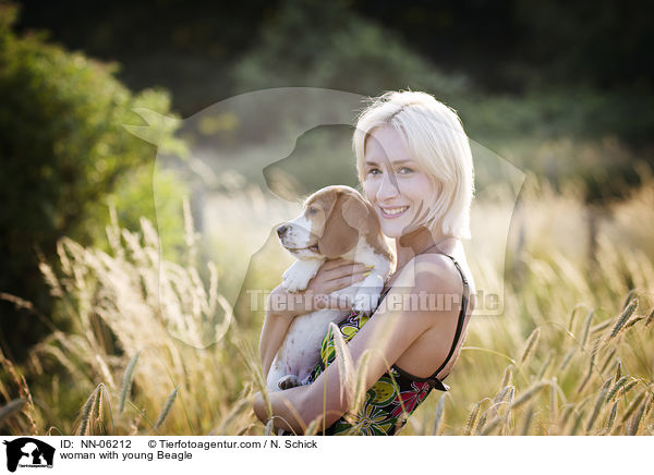 Frau mit jungem Beagle / woman with young Beagle / NN-06212