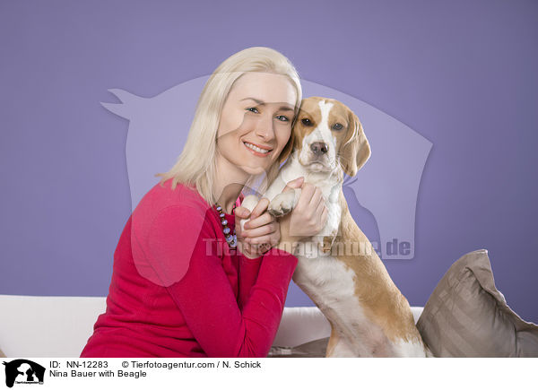 Nina Bauer mit Beagle / Nina Bauer with Beagle / NN-12283