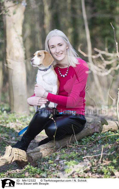 Nina Bauer mit Beagle / Nina Bauer with Beagle / NN-12322