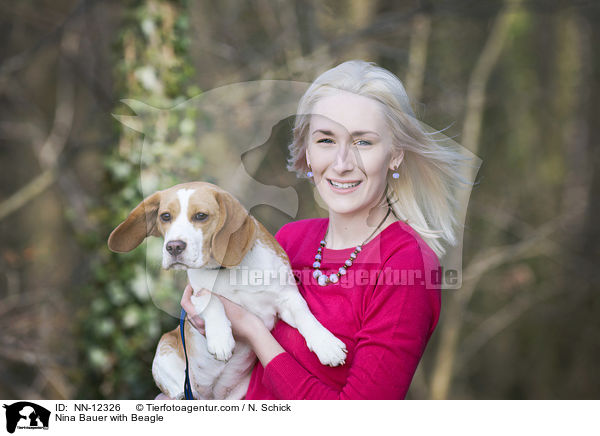 Nina Bauer mit Beagle / Nina Bauer with Beagle / NN-12326