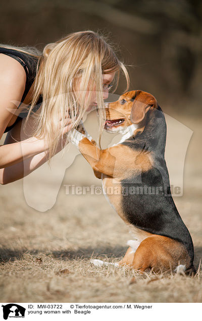 junge Frau mit Beagle / young woman with  Beagle / MW-03722