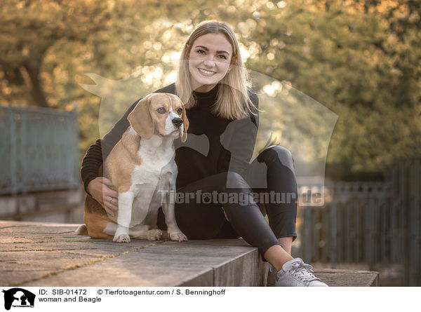 Frau und Beagle / woman and Beagle / SIB-01472