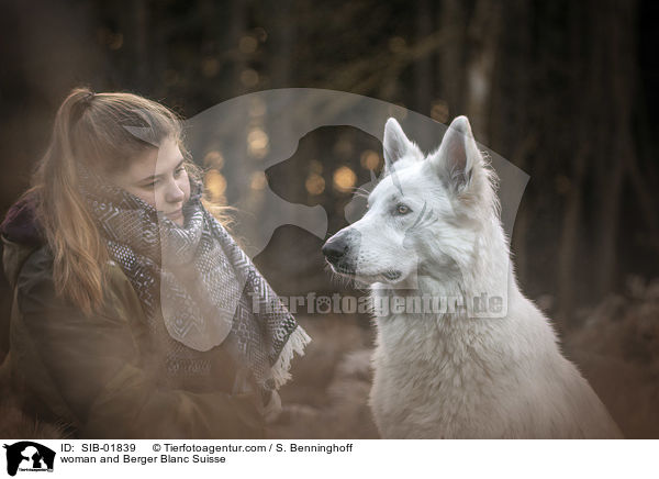 Frau und Weier Schweizer Schferhund / woman and Berger Blanc Suisse / SIB-01839