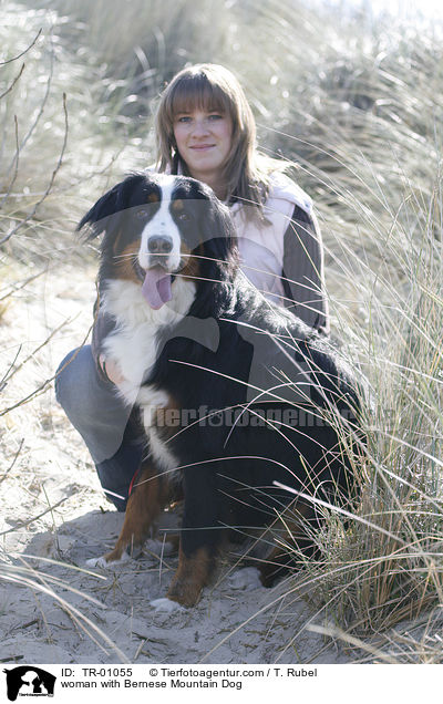 Frau mit Berner Sennenhund / woman with Bernese Mountain Dog / TR-01055