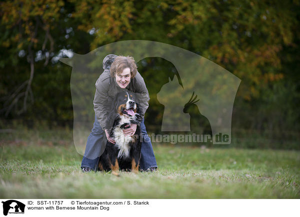 Frau mit Berner Sennenhund / woman with Bernese Mountain Dog / SST-11757