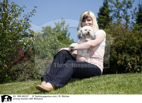 junge Frau mit Bichpoo / young woman with Bichpoo / RR-36037