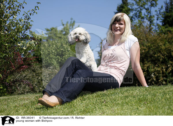 junge Frau mit Bichpoo / young woman with Bichpoo / RR-36041