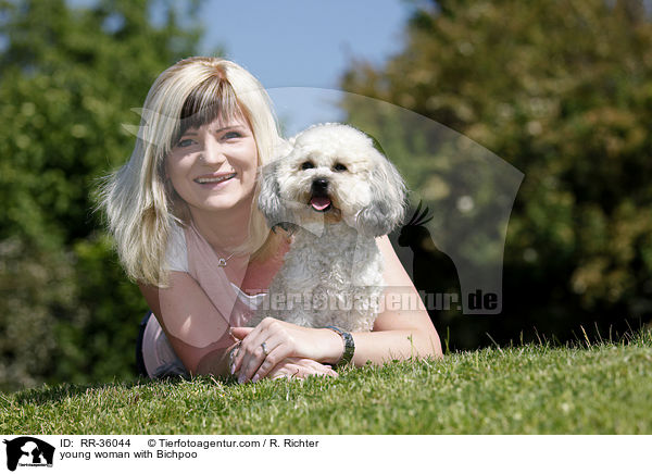 junge Frau mit Bichpoo / young woman with Bichpoo / RR-36044