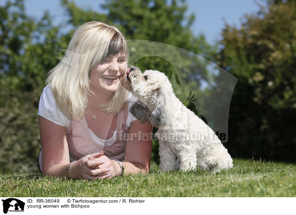 junge Frau mit Bichpoo / young woman with Bichpoo / RR-36049