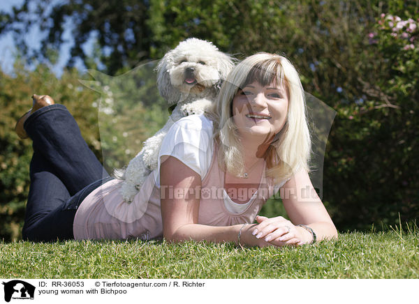 junge Frau mit Bichpoo / young woman with Bichpoo / RR-36053