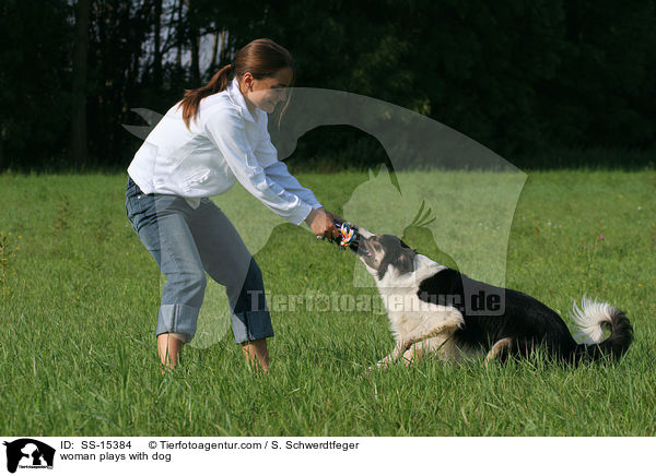 Frau spielt mit Hund / woman plays with dog / SS-15384