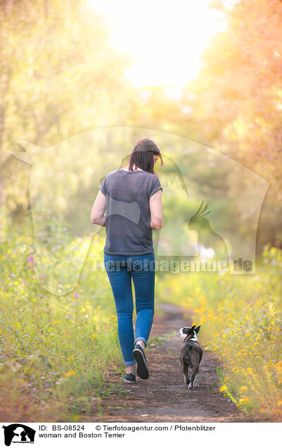 Frau und Boston Terrier / woman and Boston Terrier / BS-08524