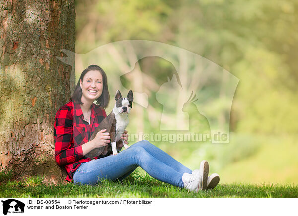 Frau und Boston Terrier / woman and Boston Terrier / BS-08554