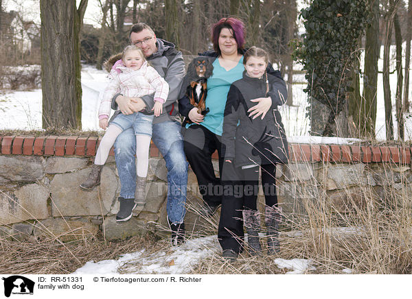 Familie mit Hund / family with dog / RR-51331