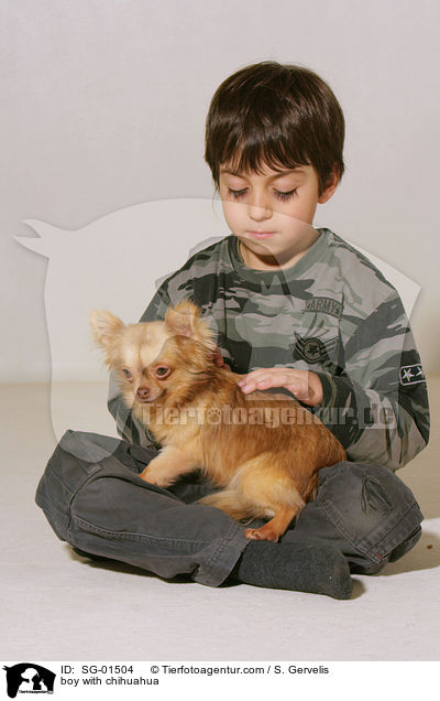 Junge mit Chihuahua / boy with chihuahua / SG-01504