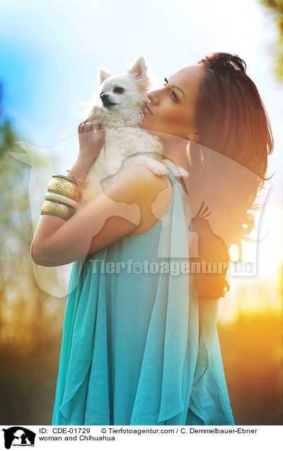 Frau und Chihuahua / woman and Chihuahua / CDE-01729