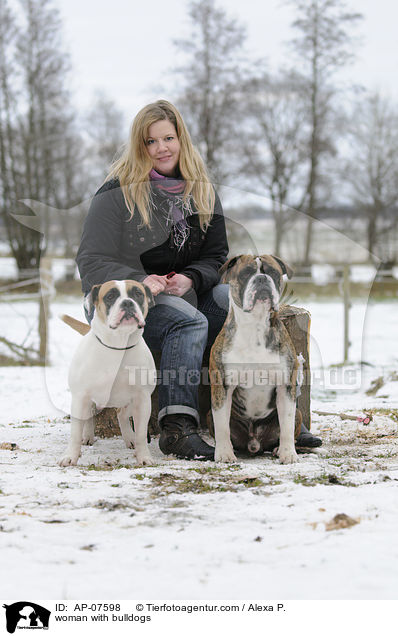 woman with bulldogs / AP-07598