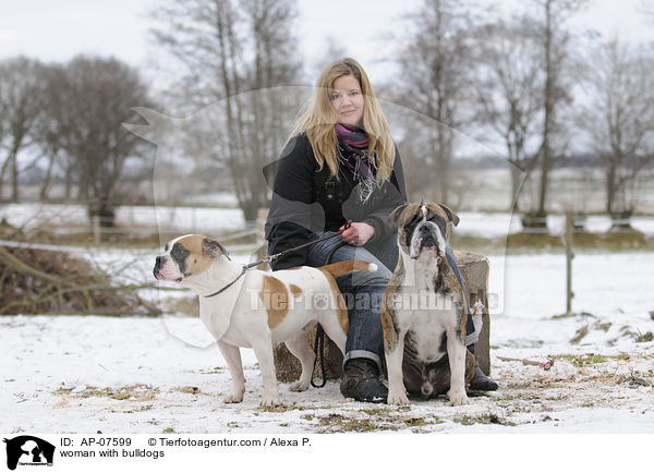 woman with bulldogs / AP-07599