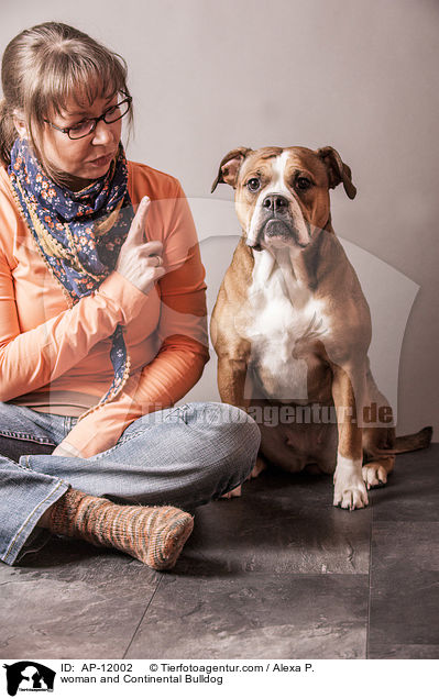 Frau und Continental Bulldog / woman and Continental Bulldog / AP-12002