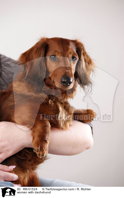 Frau mit Dackel / woman with dachshund / RR-51524