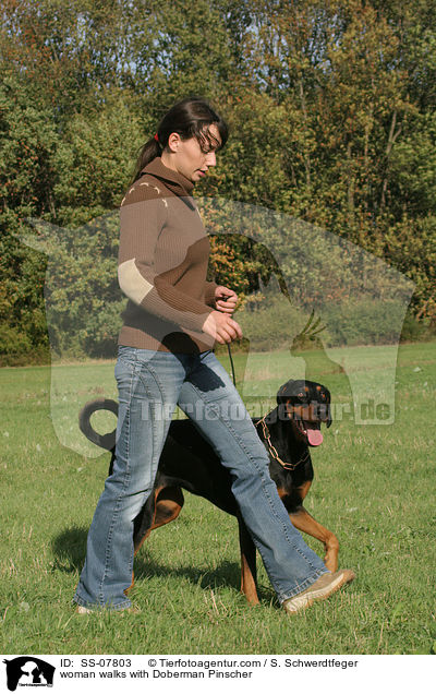 Frau mit Dobermann / woman with Doberman Pinscher / SS-07803