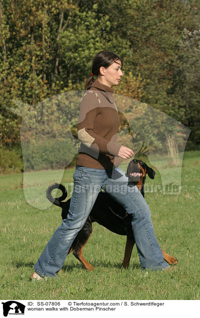 Frau mit Dobermann / woman with Doberman Pinscher / SS-07806