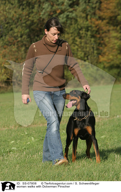 Frau mit Dobermann / woman with Doberman Pinscher / SS-07808