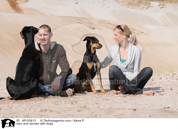 Mann und Frau mit Hunden / man and woman with dogs / AP-03813