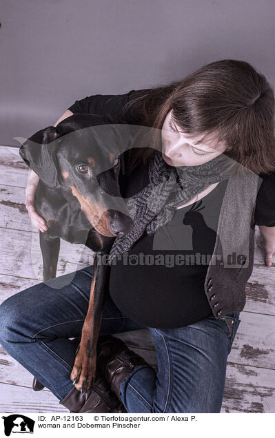 Frau und Dobermann / woman and Doberman Pinscher / AP-12163