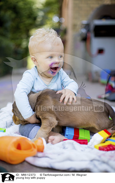 young boy with puppy / MW-12373
