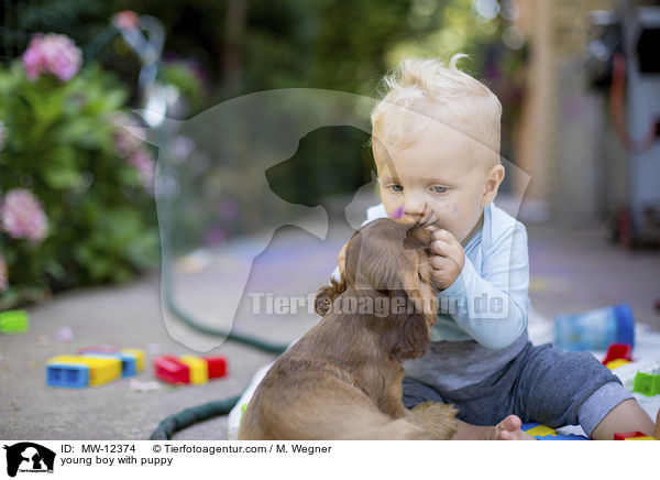 young boy with puppy / MW-12374