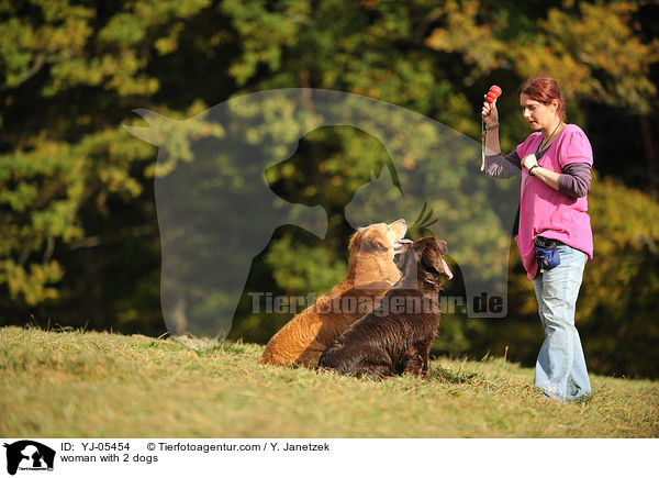 Frau mit 2 Hunden / woman with 2 dogs / YJ-05454