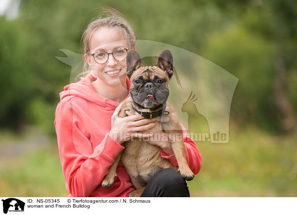 Frau und Franzsische Bulldogge / woman and French Bulldog / NS-05345