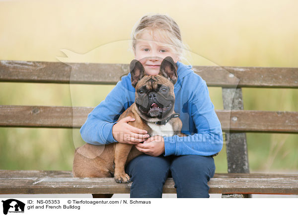 Mdchen und Franzsische Bulldogge / girl and French Bulldog / NS-05353