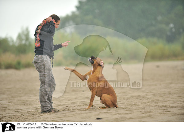 woman plays with German Boxer / YJ-02411