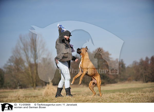 Frau und Deutscher Boxer / woman and German Boxer / YJ-05868