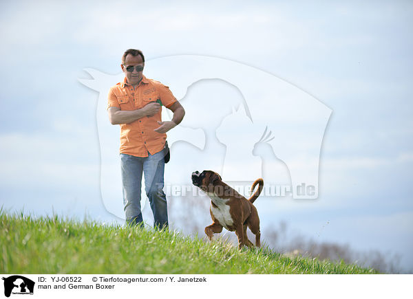 Mann und Deutscher Boxer / man and German Boxer / YJ-06522