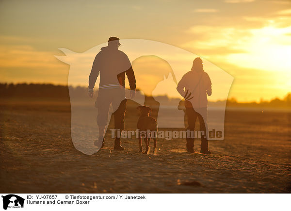 Menschen und Deutscher Boxer / Humans and German Boxer / YJ-07657