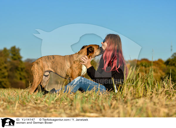 Frau und Deutscher Boxer / woman and German Boxer / YJ-14147