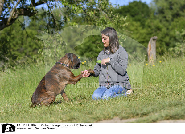 Frau und Deutscher Boxer / woman and German Boxer / YJ-15969