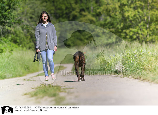 Frau und Deutscher Boxer / woman and German Boxer / YJ-15984