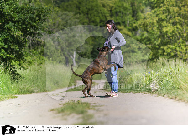 Frau und Deutscher Boxer / woman and German Boxer / YJ-15995