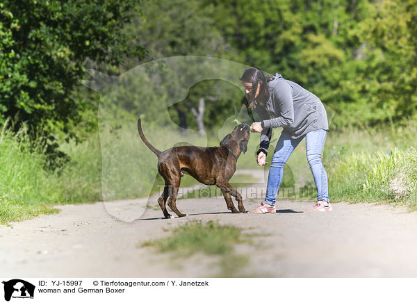 Frau und Deutscher Boxer / woman and German Boxer / YJ-15997