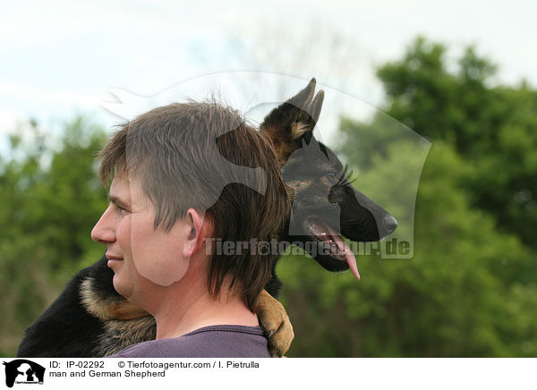 Mann und Deutscher Schferhund / man and German Shepherd / IP-02292
