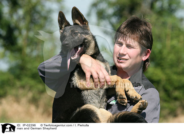 Mann und Deutscher Schferhund / man and German Shepherd / IP-02296