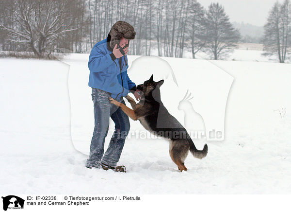 Mann und Deutscher Schferhund / man and German Shepherd / IP-02338