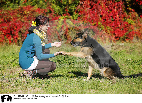 Frau mit Schferhund / woman with shepherd / RR-57147